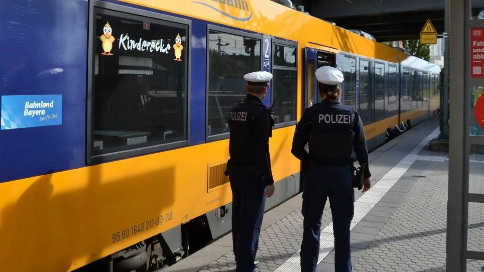 Beamte der Bundespolizei fanden das vermisste Mädchen am Hauptbahnhof Regensburg.  (Symbolbild: Bundespolizei)