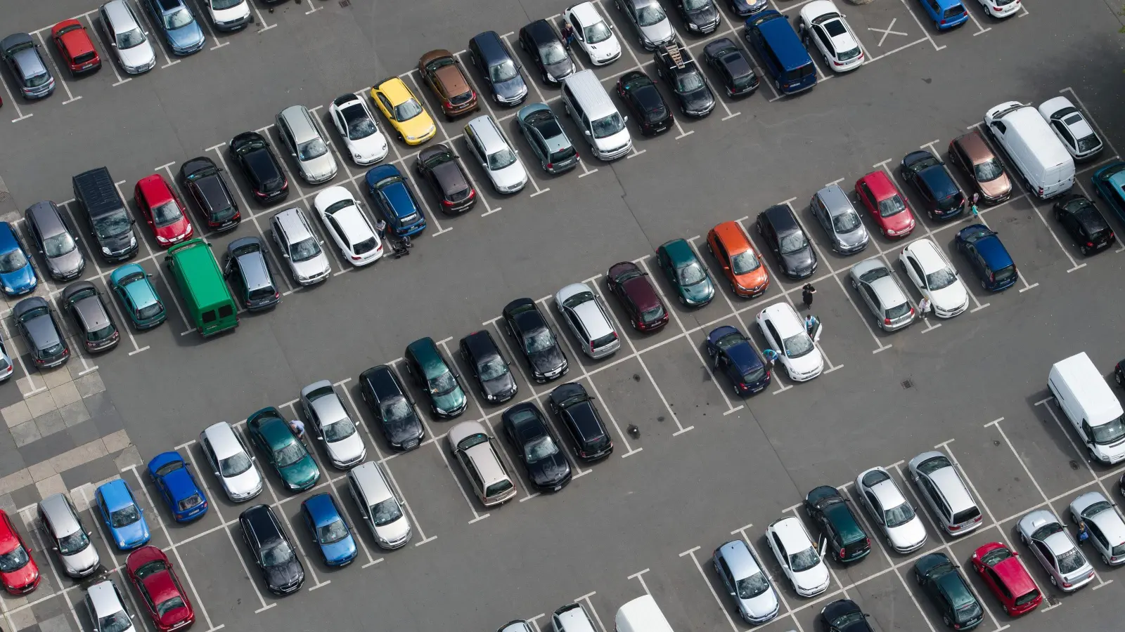 Zahlreiche Autos stehen auf einem Parkplatz. (Symbolbild: Sebastian Kahnert/dpa)