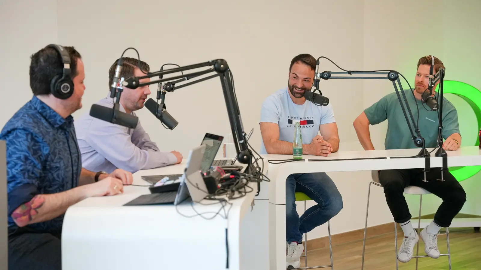 Blue-Devils-Trainer Sebastian Buchwieser (2.v.r.) und Kapitän Dennis Thielsch (r.) zu Gast im Oberpfalz-Medien-Podcast „Powerplay”.  (Bild: wih)