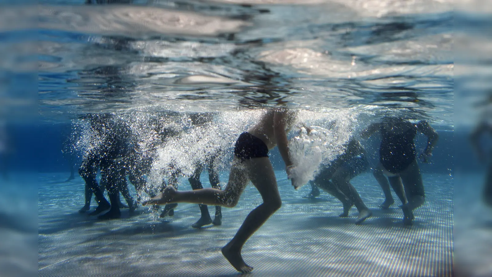 Im Freibad in Hof haben zwei junge Männer ein Mädchen (12) belästigt. (Symbolbild: Emily Wabitsch /dpa)