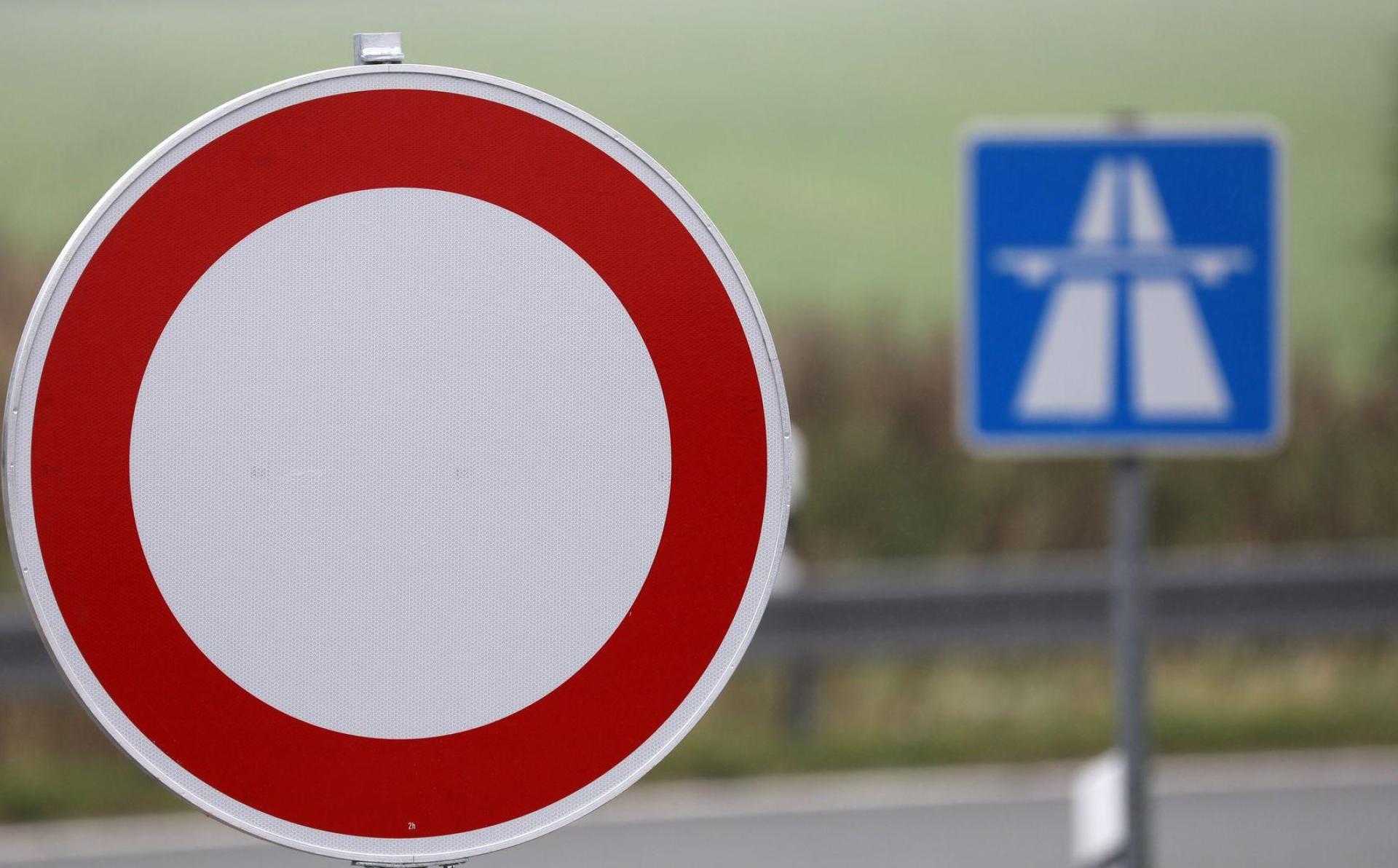 Von Samstagabend bis zum Sonntagnachmittag ist die A93 in beiden Richtungen am Regensburger Kreuz gesperrt. (Symbolbild: Bernd Wüstneck/dpa-Zentralbild/dpa)