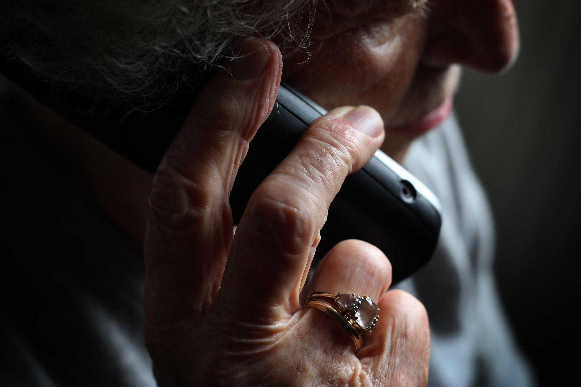 Nach einem Schockanruf hat eine Seniorin in Grafenwöhr Schmuck an einen unbekannten Abholer übergeben. Die Polizei sucht Zeugen.  (Symbolbild: Karl-Josef Hildenbrand/dpa)