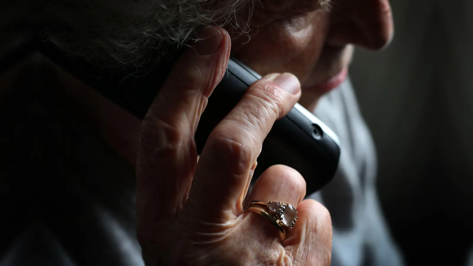 Nach einem Schockanruf hat eine Seniorin in Grafenwöhr Schmuck an einen unbekannten Abholer übergeben. Die Polizei sucht Zeugen.  (Symbolbild: Karl-Josef Hildenbrand/dpa)