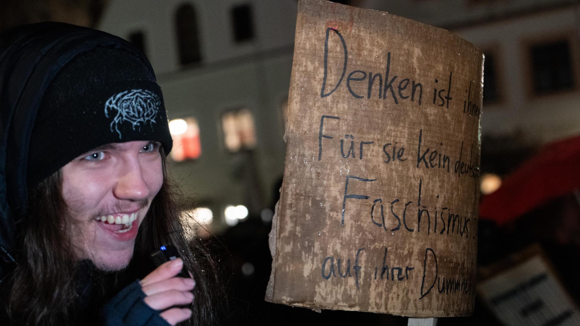 Bei der Demo gegen Rechts haben sich tausende Menschen zu einem Protestmarsch durch Weiden versammelt. (Bild: knz)