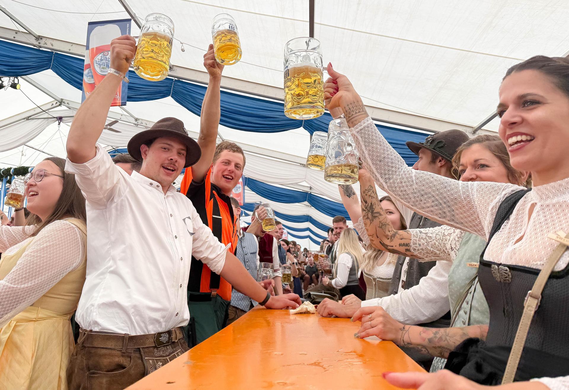 Der Frühschoppen 2025 auf der Flosser Kirwa. (Bild: Gabi Schönberger)
