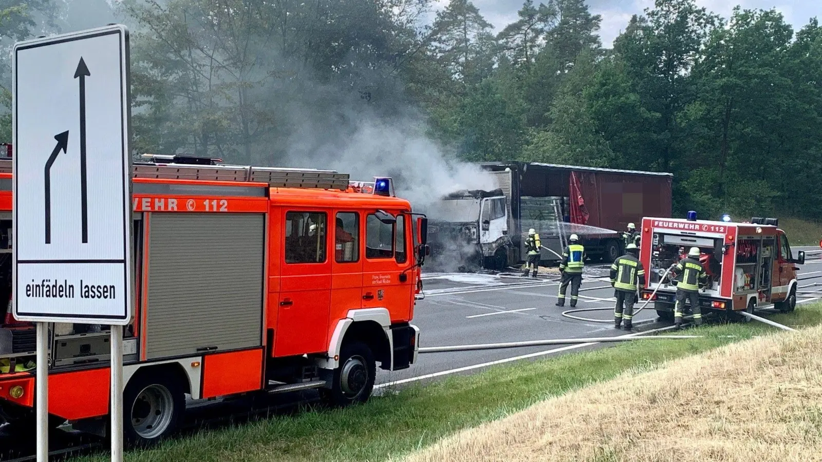 Vor der Abzweigung ins Industriegebiet Brandweiher auf der B470 hat am Montagmittag ein mit Holzpellets beladener Lastwagen gebrannt. Laut Polizeiangaben ist niemand verletzt worden, der Lkw dafür total beschädigt. (Bild: Gabi Schönberger)