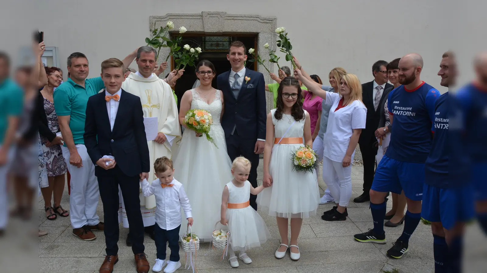 Den kirchlichen Bund der Ehe schlossen am Samstag in der Pfarrkirche St. Laurentius die Konnersreutherin Nicole Scharnagl und Sebastian Röckl aus Ahornberg. Die Trauung nahm Pater Thomas Mühlberger (links neben der Braut) vor. Vereine, Arbeitskollegen und Freunde bereiteten dem Brautpaar ein Ehrenspalier. (Bild: jr)