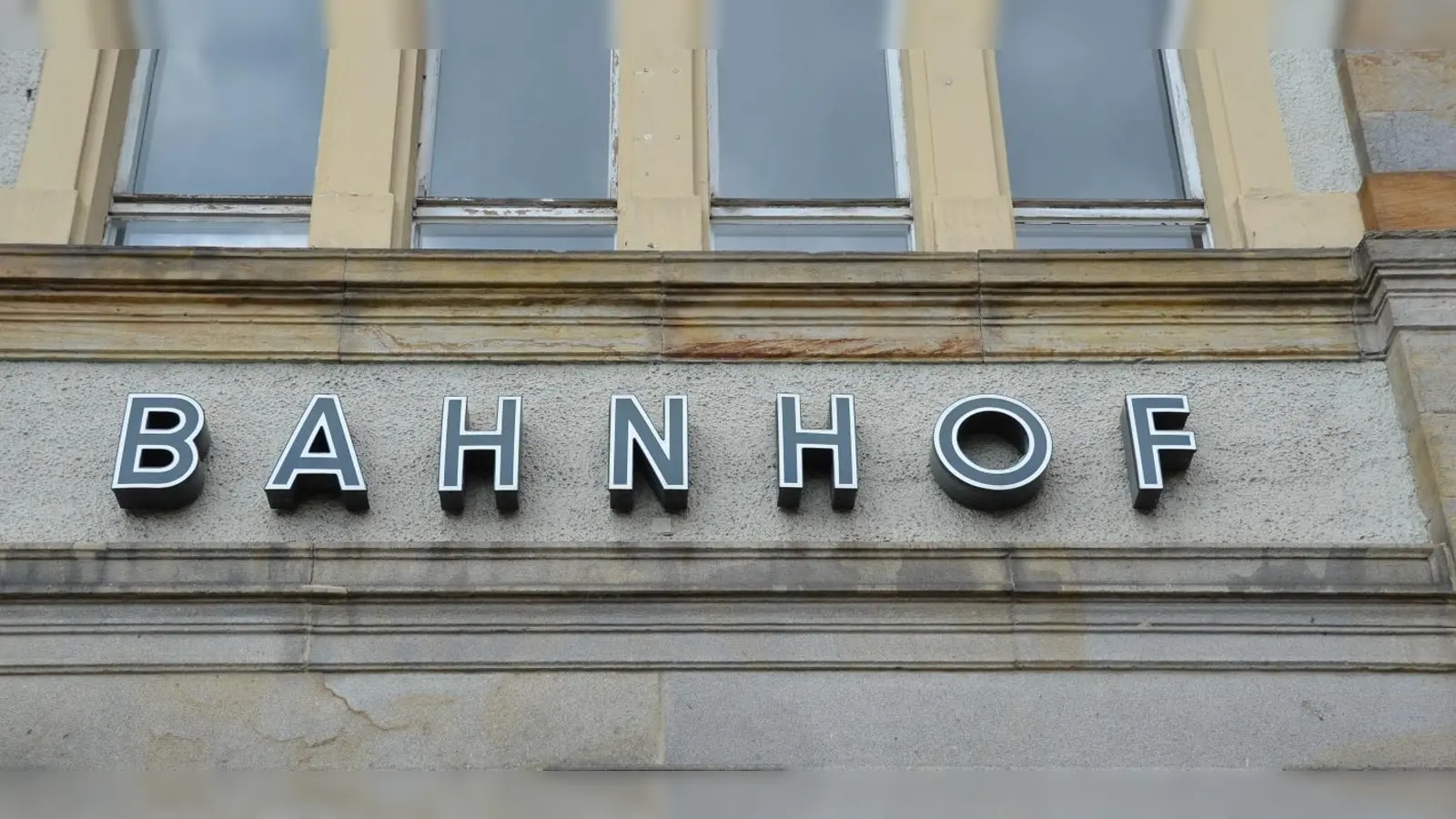 Ein 23-Jähriger rief am Samstag in einem Regensburger Supermarkt Nazi-Parolen. Ein Mitarbeiter informierte sofort die Polizei.  (Symbolbild: Bundespolizei)