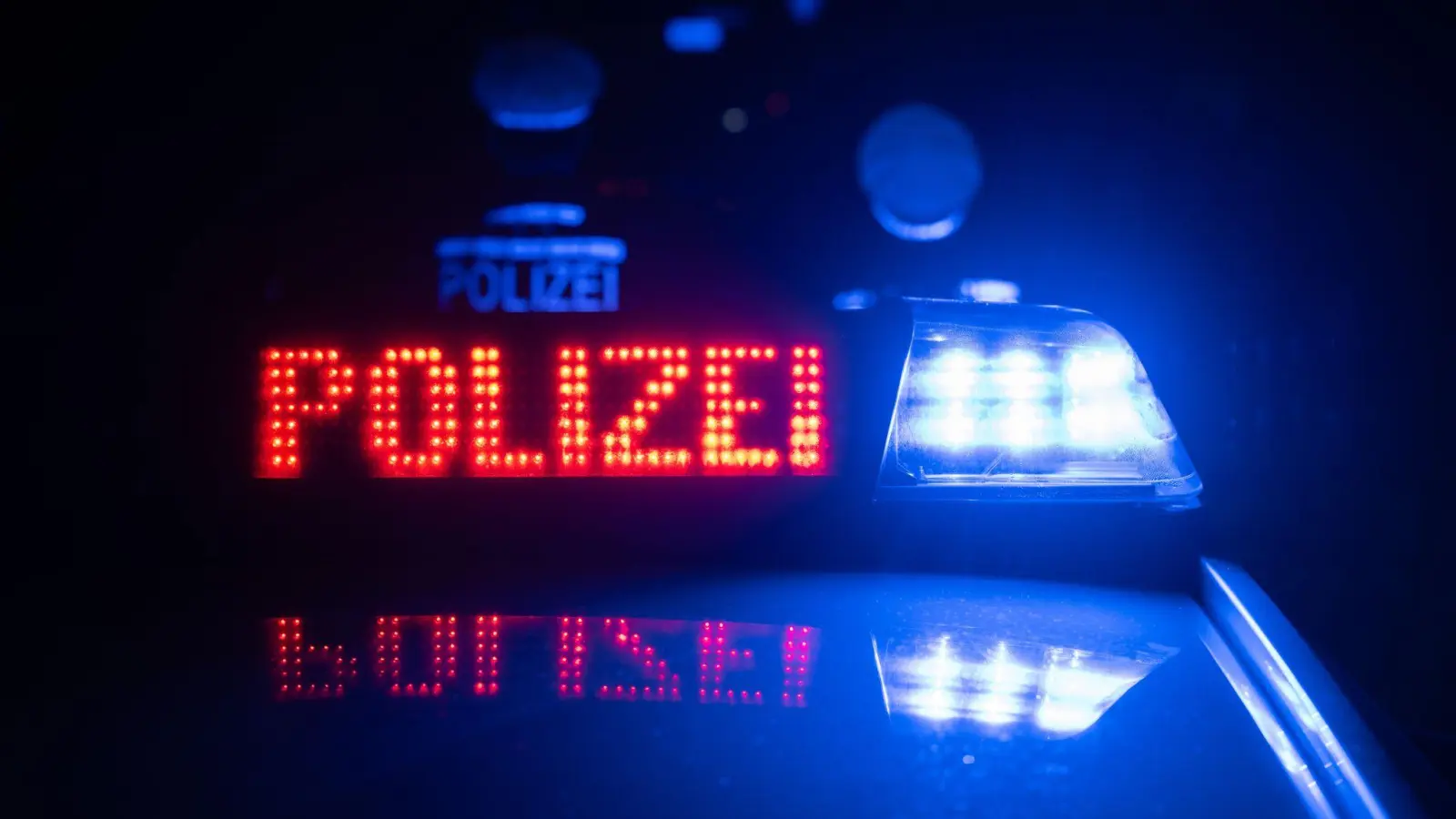 Ein Mann aus Flossenbürg entdeckt an seinem geparkten VW einen Schaden. Die Polizei sucht nach Zeugen der Unfallflucht. (Symbolbild: Marijan Murat/dpa)