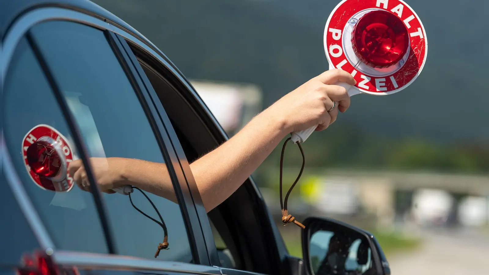 Schleierfahnder stoppten den Wagen auf der Autobahn 93. (Symbolbild: Peter Kneffel/dpa)