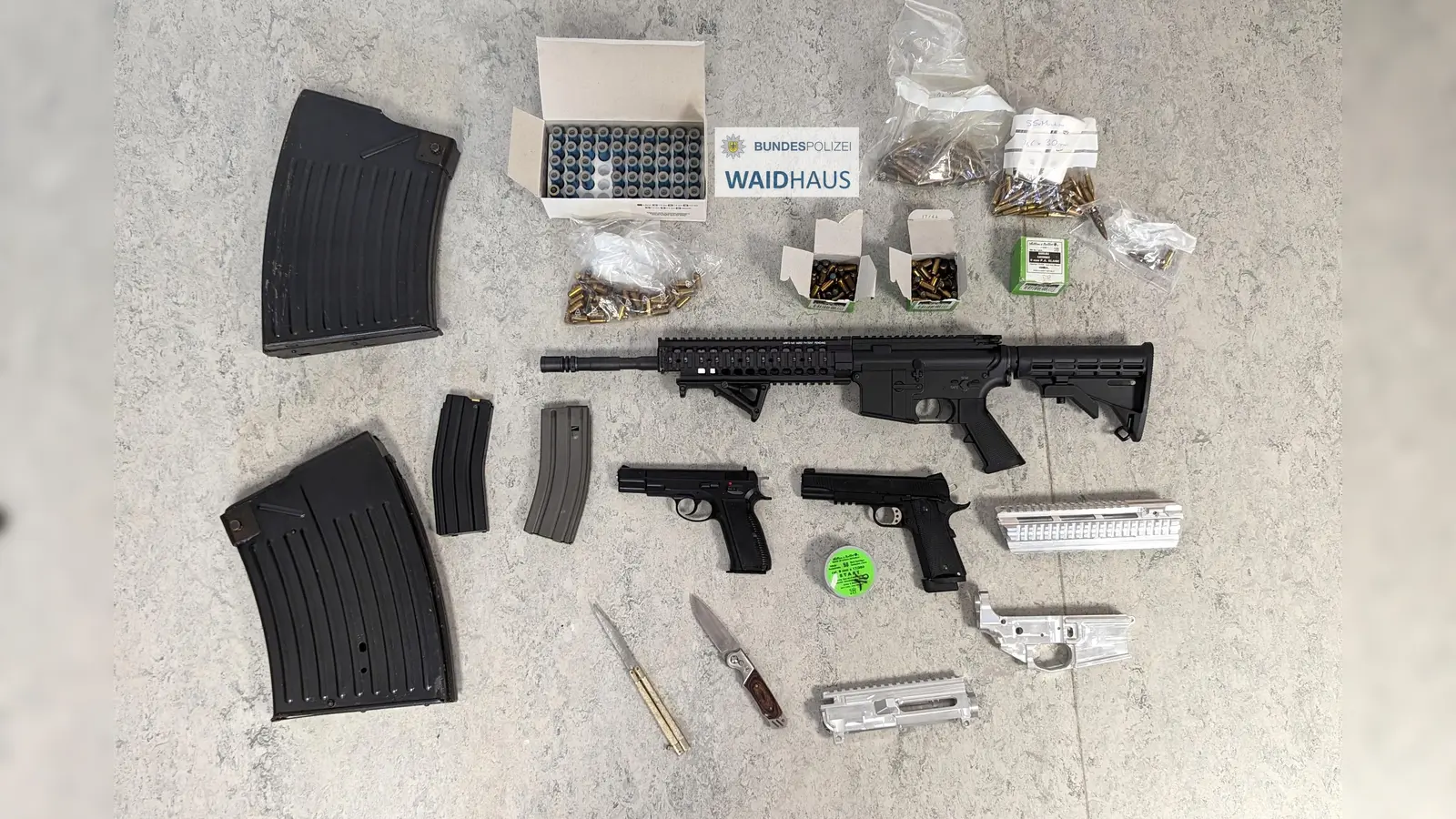 Ein Arsenal an Softairwaffen stellte die Bundespolizei Waidhaus bei einer Grenzkontrolle an der A6 sicher. (Bild: Bundespolizei / exb)