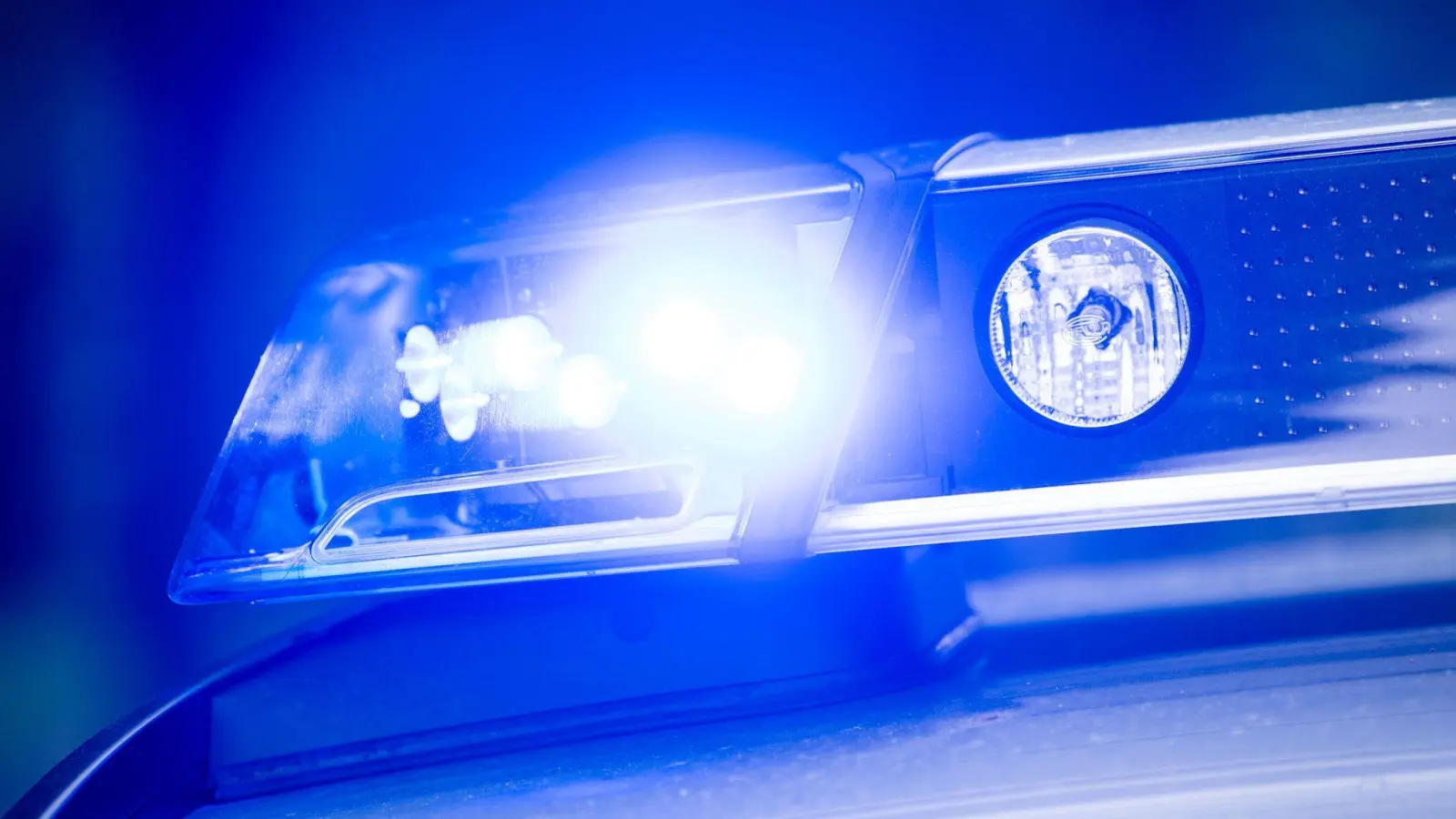 Vier Menschen wurden bei der Auseinandersetzung leicht verletzt. (Symbolbild) (Bild: Lino Mirgeler/dpa)