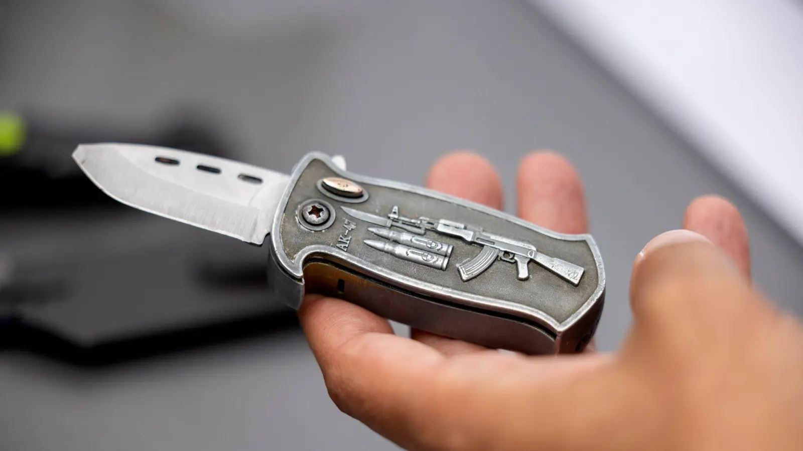 Ein 19-Jähriger wird in Weiden mit einem verbotenen Springmesser erwischt, nachdem er in eine Schlägerei verwickelt war. (Symbolbild: Thomas Banneyer /dpa)