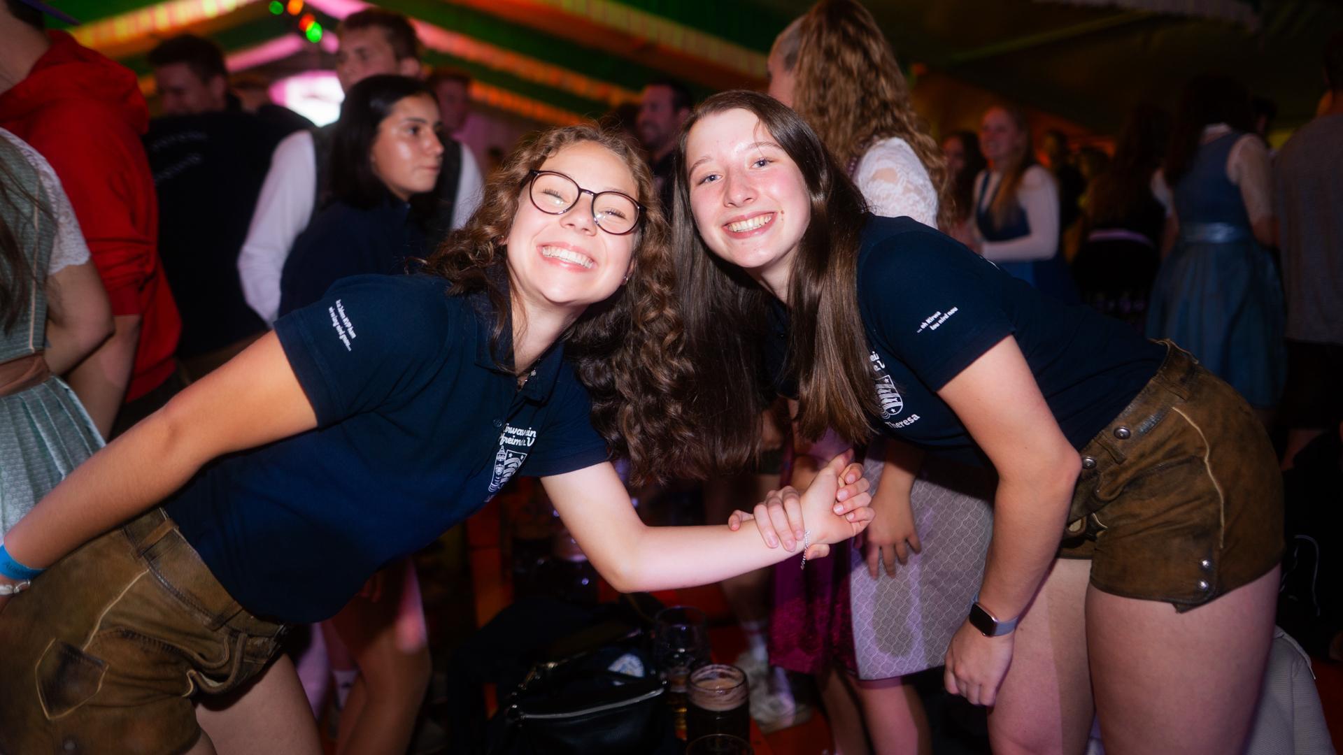 Die Quertreiber rocken am Samstagabend das Festzelt bei der Kirwa in Wernberg.  (Bild: Hannes Stock)
