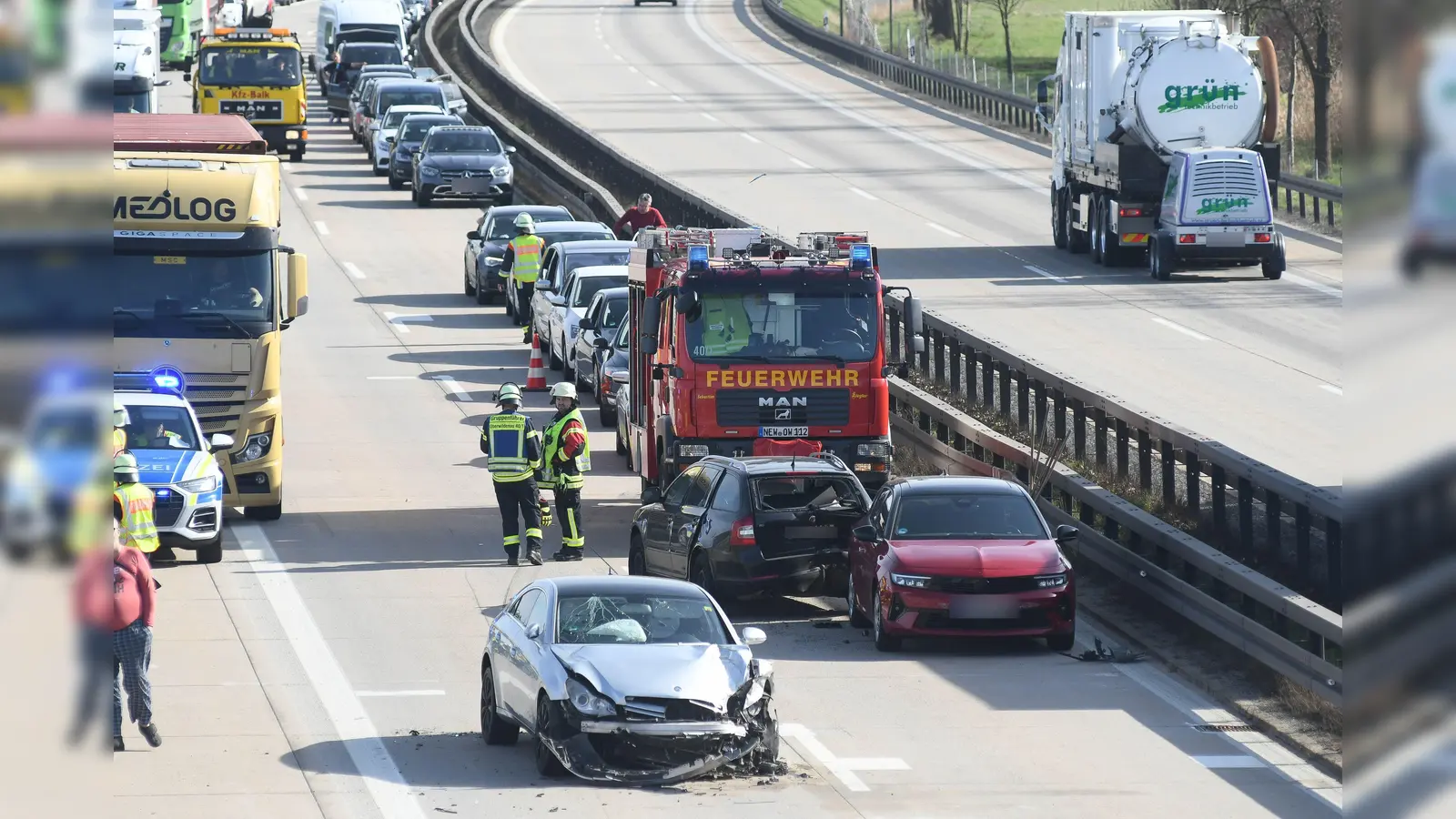 Bei einem Unfall auf der A93 kam es zu einem Unfall mit fünf Pkw und einem Lkw. (Bild: Gabi Schönberger)