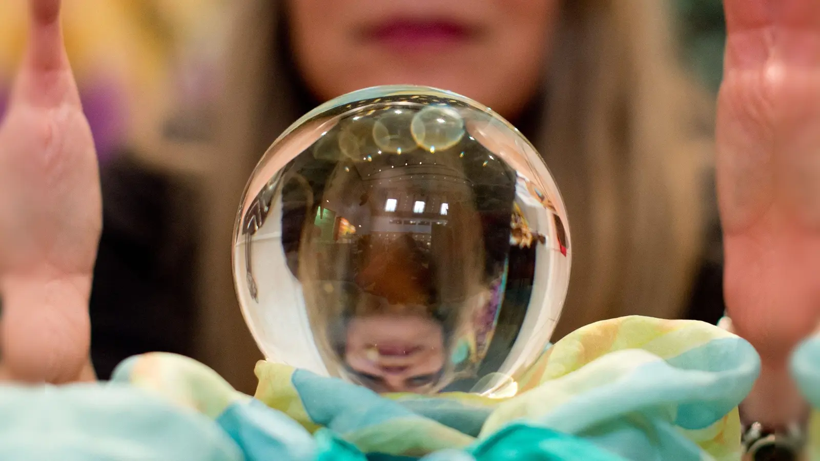 Eine Wahrsagerin blickt in eine Kristallkugel. (Symbolbild: Sebastian Kahnert)