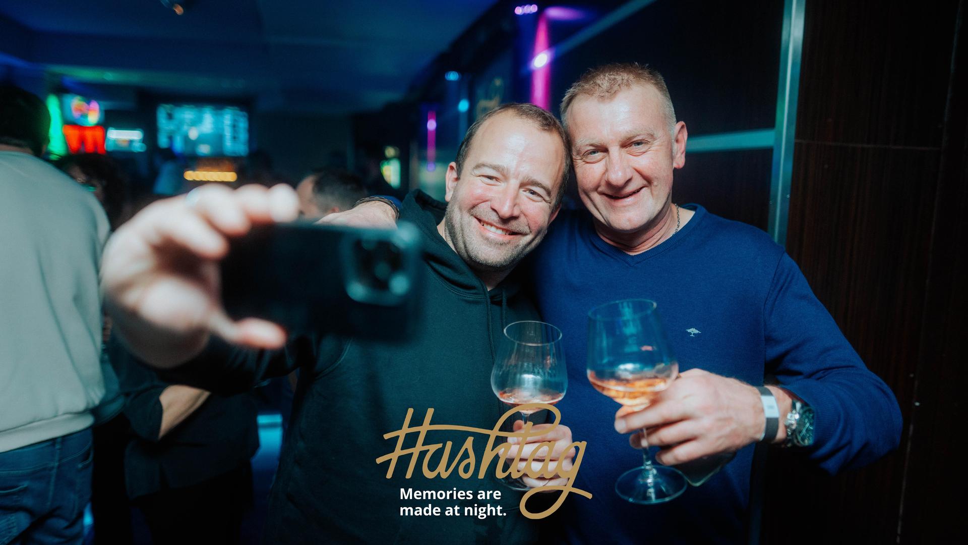 „Geld zurück” war das Motto bei der Party am Freitag im Hashtag Weiden.  (Bild: Sebastian Reiter)