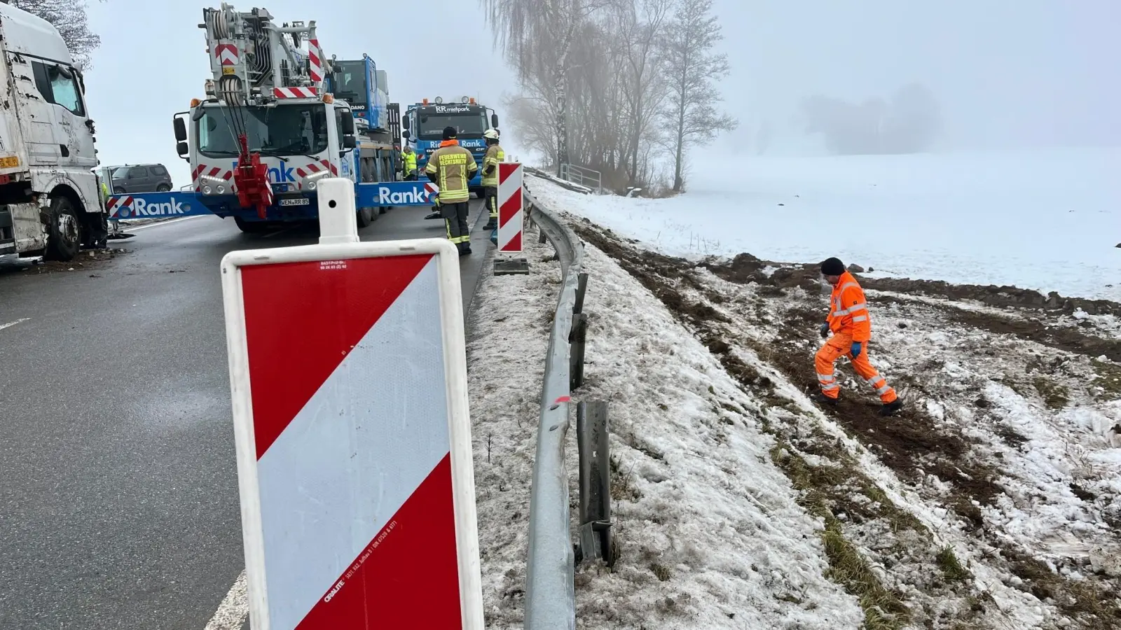 Bei Bechtsrieth ist ein Lastwagen im Graben gelandet.  (Bild: Gabi Schönberger)