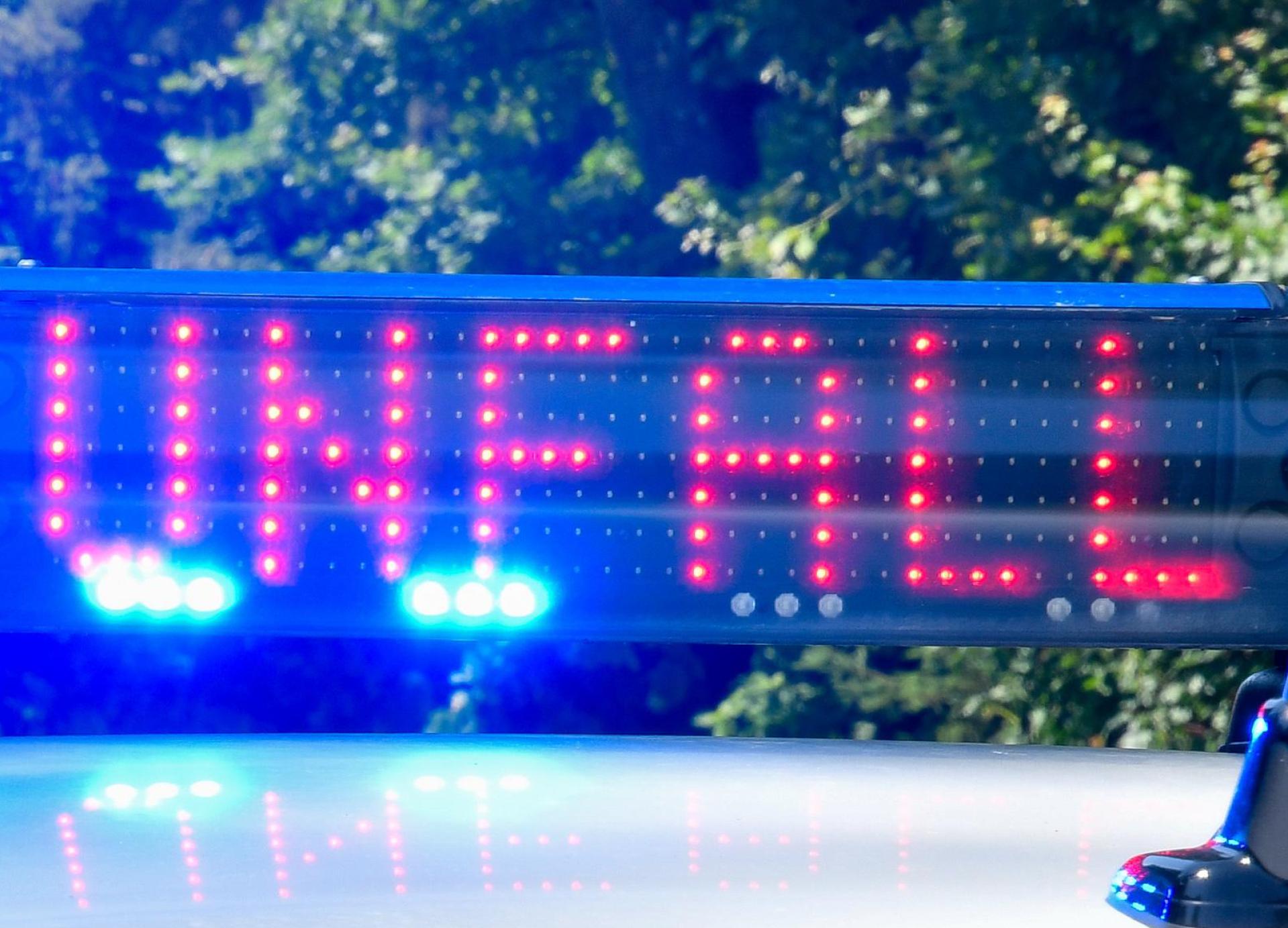 Ein 54-jähriger Mann verursachte auf der B 470 einen Unfall. (Symbolbild: Petra Hartl)