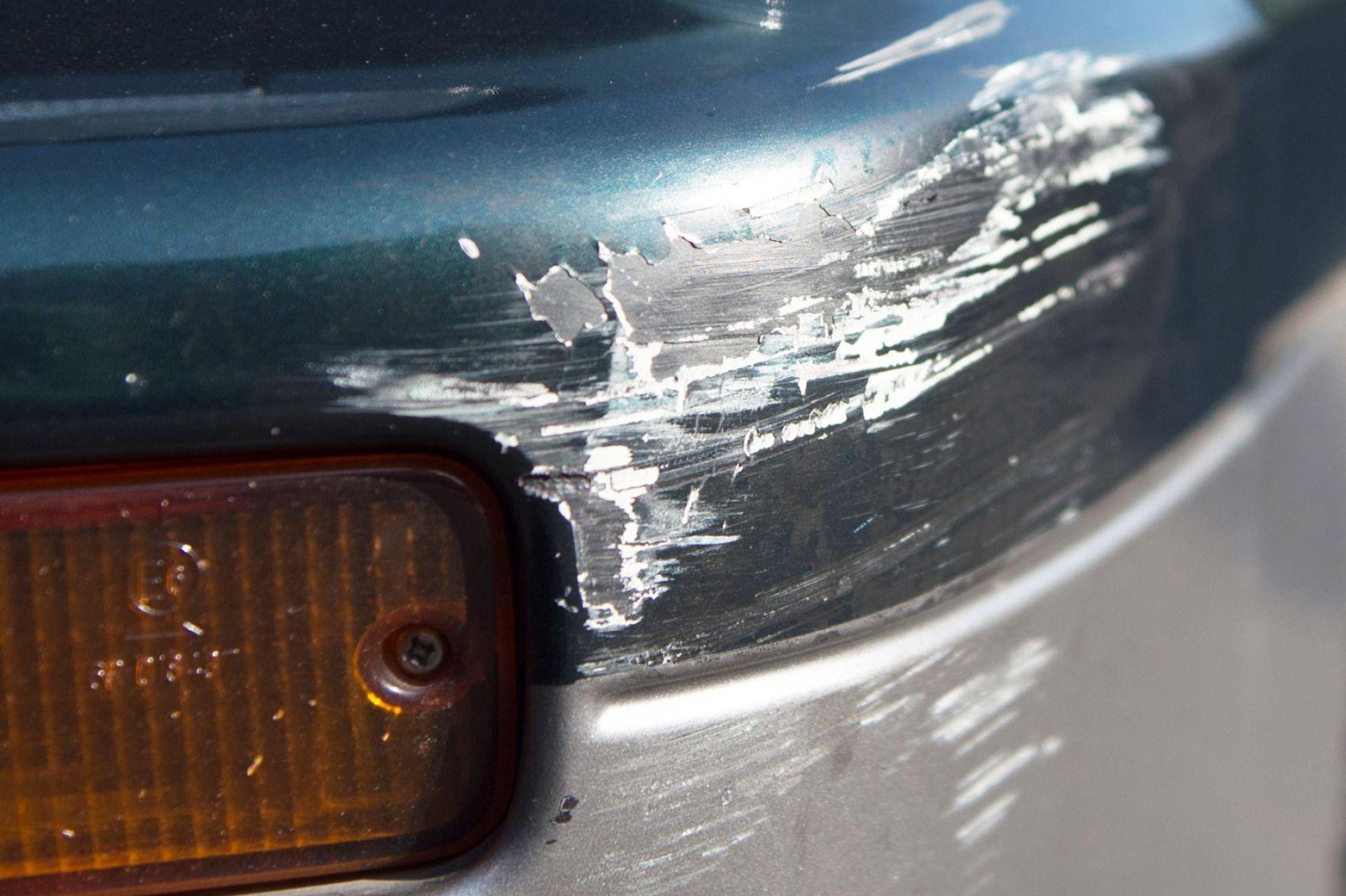 In Eschenbach wurde ein Auto bei einer Unfallflucht beschädigt. Die Polizei sucht nach Zeugen. (Symbolbild: Arno Burgi/dpa)