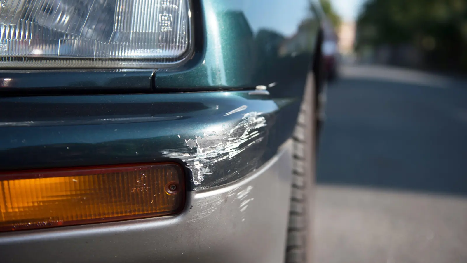 An einem geparkten Auto in Weiden entstand ein hoher Schaden.  (Symbolbild: Arno Burgi/dpa)