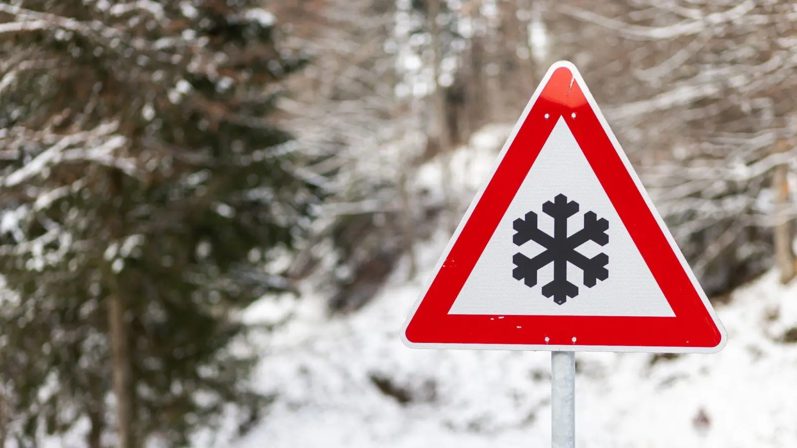 Der Deutsche Wetterdienst warnt vor Schnee und Glätte in der Oberpfalz. (Symbolbild: Philipp von Ditfurth/dpa)