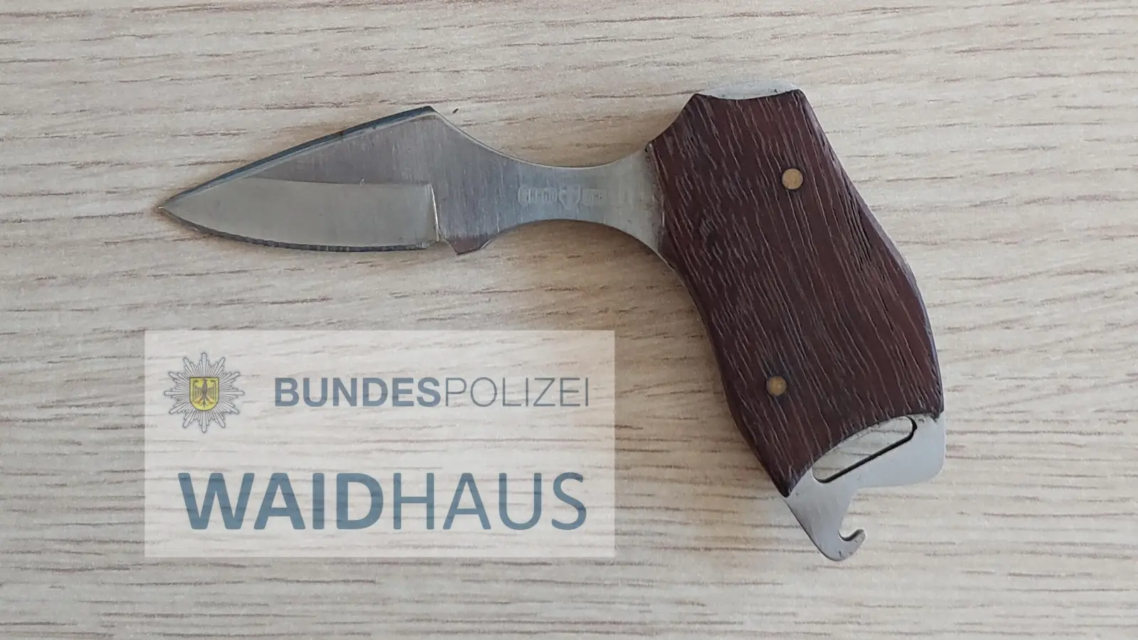 Beamte der Bundespolizei Waidhaus stellten dieses illegale Faustmesser sicher. (Bild: Bundespolizei Waidhaus/exb)