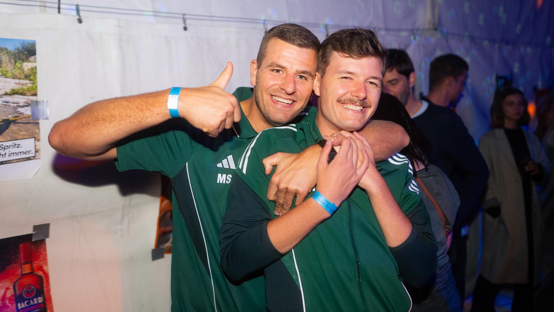 Die Quertreiber rocken am Samstagabend das Festzelt bei der Kirwa in Wernberg.  (Bild: Hannes Stock)