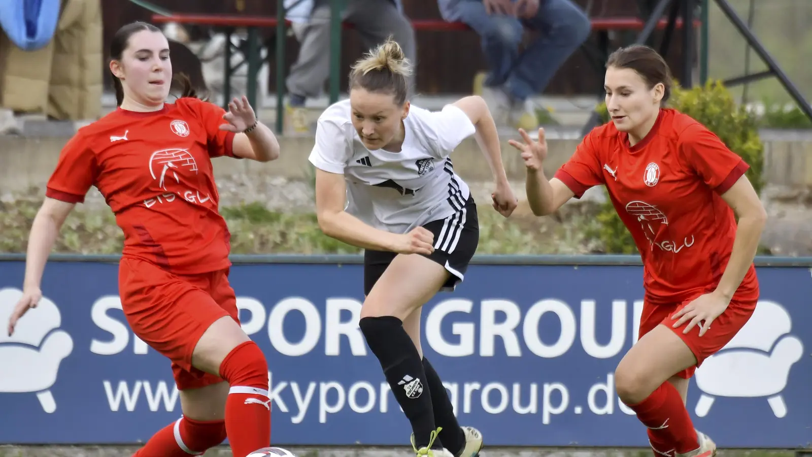 Eileen Frost (links) traf in Kirchberg zum 1:1. Diese Szene stammt aus dem Spiel gegen Kirchberg im vergangenen Jahr. (Archivbild: Hubert Ziegler)