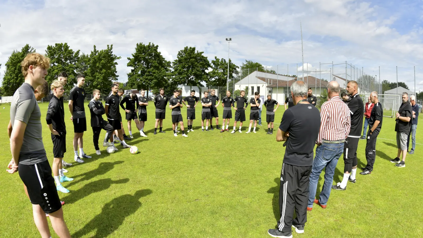 Der FC Amberg startete am Sonntagvormittag mit dem ersten Training in die Saisonvorbereitung.  (Bild: Hubert Ziegler)