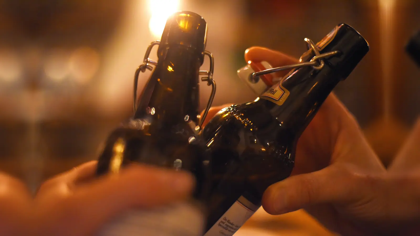 Ein Mountainbike und ein Kasten Bier wurden aus einem Keller in der Frauenrichter Straße in Weiden gestohlen. Die Polizei sucht Zeugen. (Symbolbild: Silas Stein/dpa)