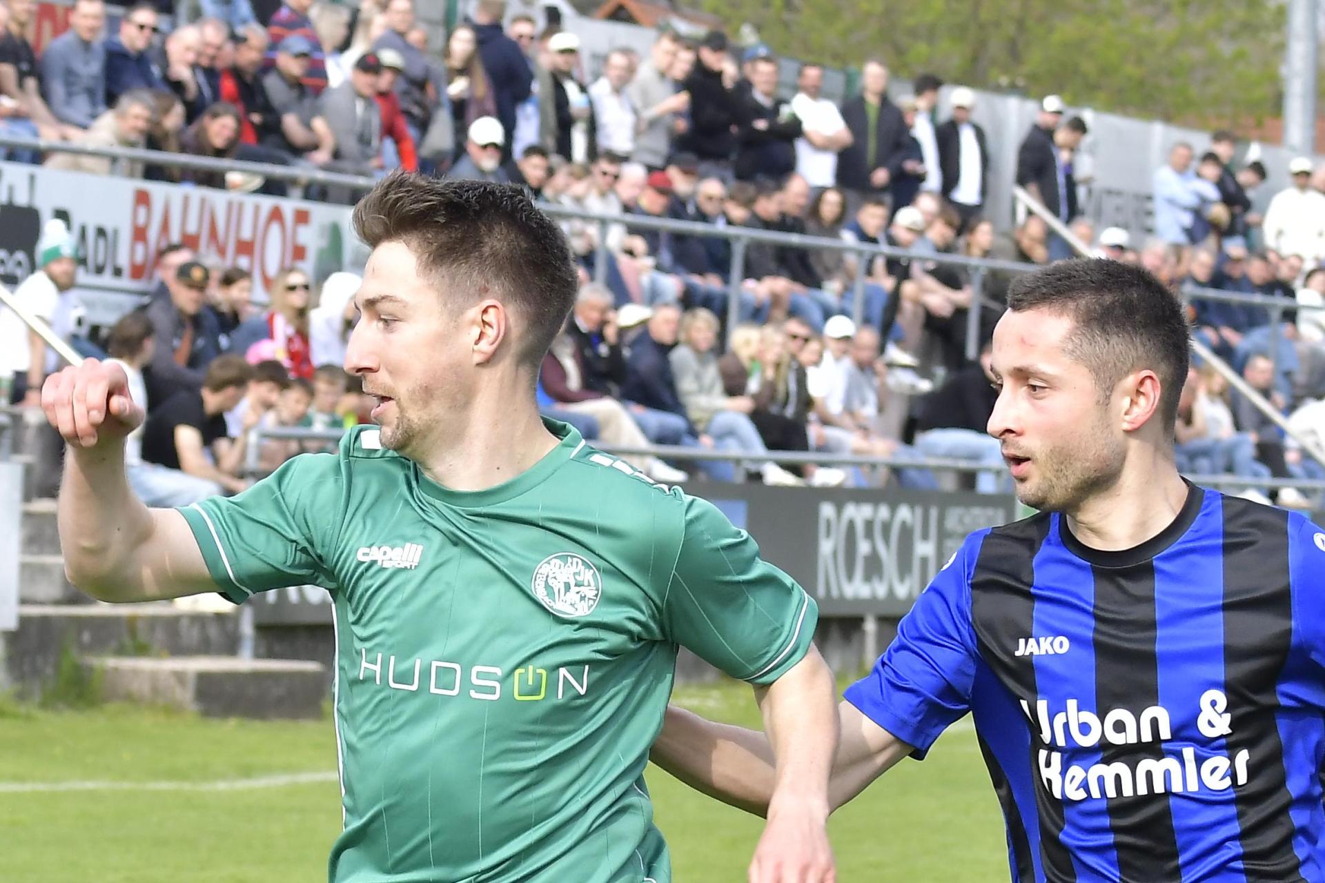 André Klahn (links) und die DJK Gebenbach treffen mit der SpVgg SV Weiden (im Bild Moritz Zeitler) in der Bayernliga Nord wieder auf die DJK Ammerthal. (Bild: Hubert Ziegler)