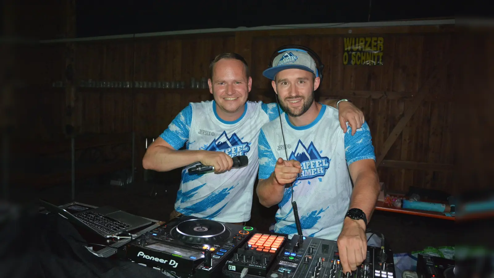 Das DJ-Duo Gipfelstürmer zeigte am Freitagabend in Wurz, was sie draufhaben. Sie verstanden es prächtig, die jungen Leute bei ihrer Show mitzunehmen, so dass sich die Halle schnell in ein Tollhaus verwandelte.  (Bild: Josef Rosner)