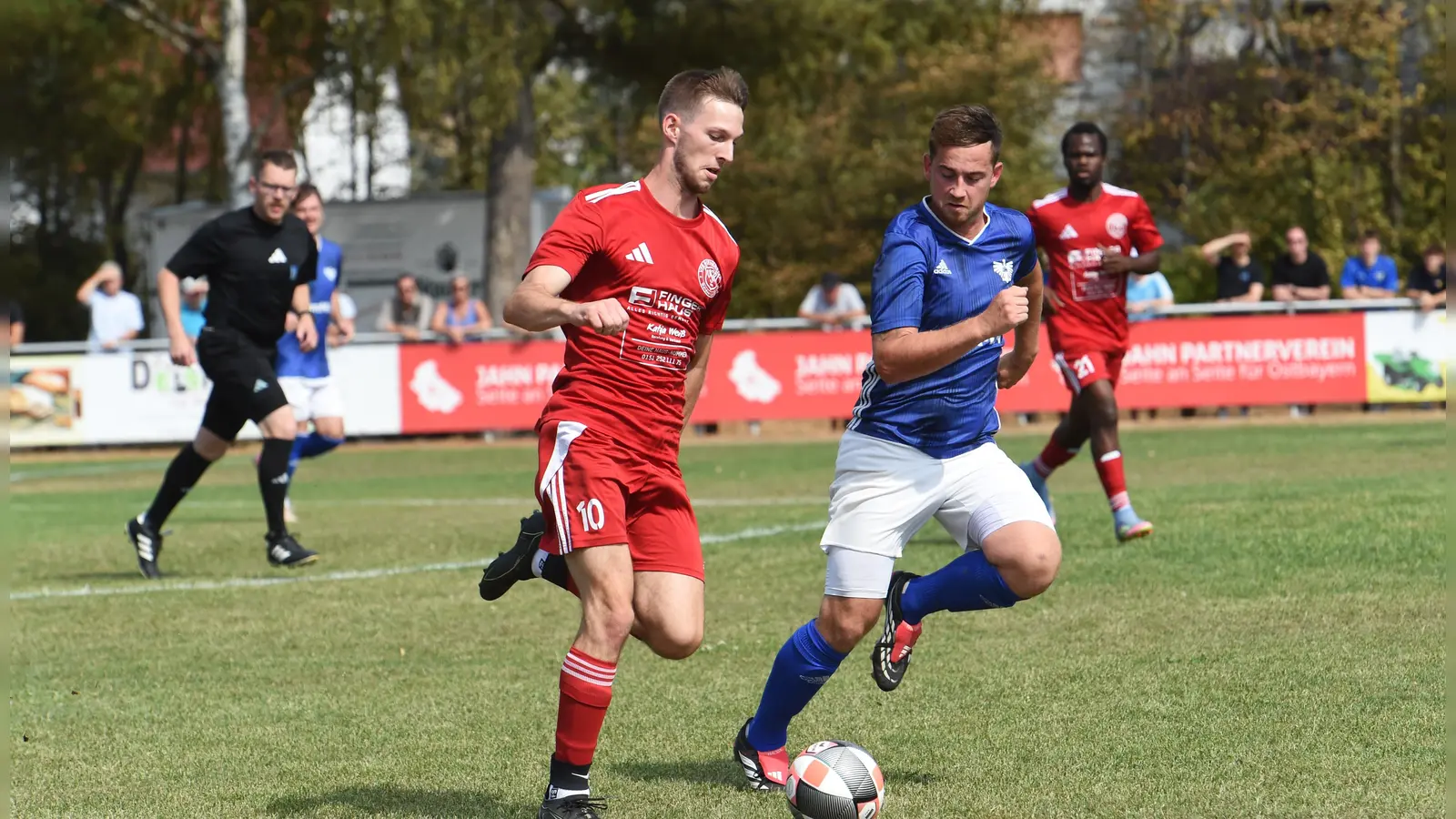 Der VfB Rothenstadt (rot) muss die kommende Partie beim TuS Rosenberg aufgrund von Spielermangel absagen. (Bild: Reiner Fröhlich)