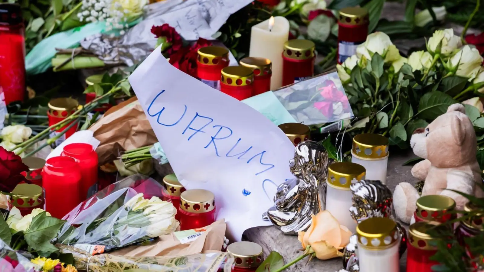 Der 9-jährige Junge, der bei dem Anschlag in Magdeburg am 20. Dezember 2024 ums Leben kam, wird am 18. Januar beigesetzt.  (Bild: Christoph Soeder/dpa)