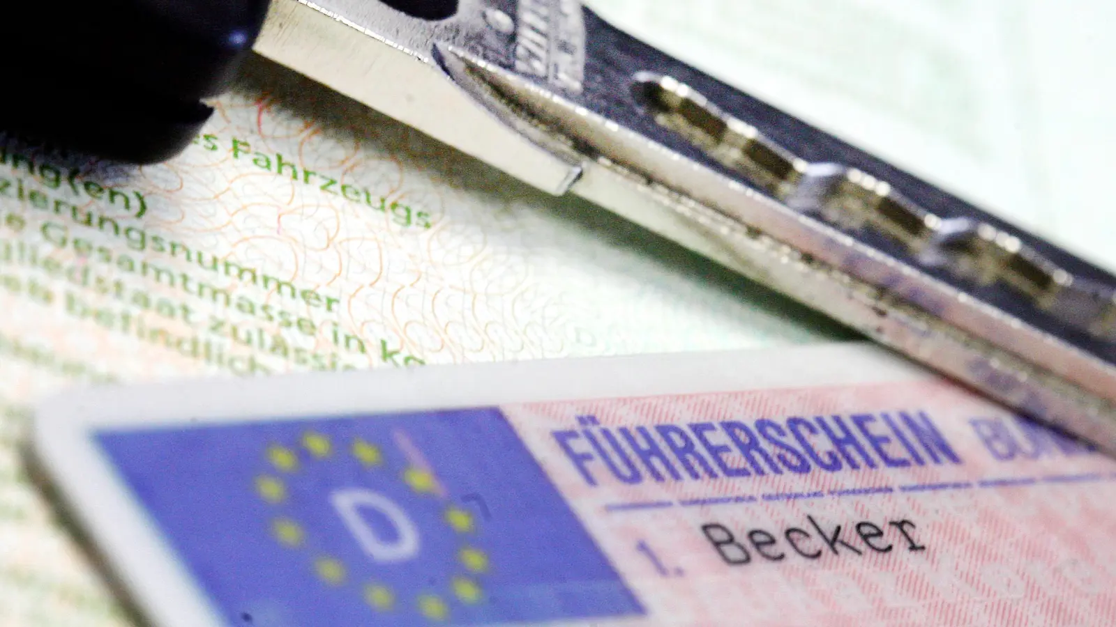 Weil er trotz Fahrverbot den Zündschlüssel nahm und Auto fuhr, erhielt ein 19-Jähriger eine Anzeige von der Grenzpolizei Waidhaus. (Symbolbild: Marius Becker/dpa )