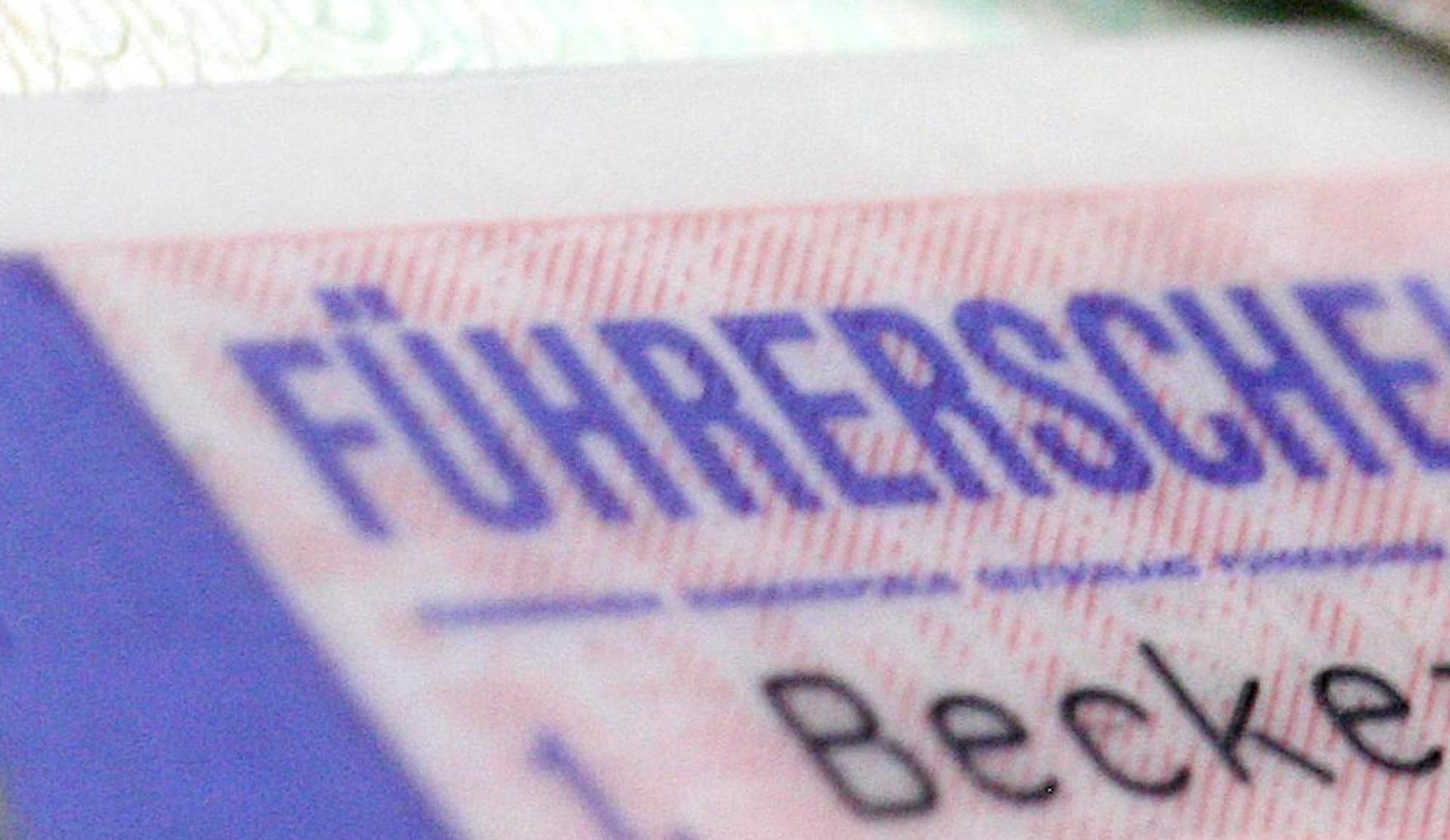 Ein 24-Jähriger wurde in Weiden ohne gültige Fahrerlaubnis erwischt.  (Symbolbild: Marius Becker/dpa )