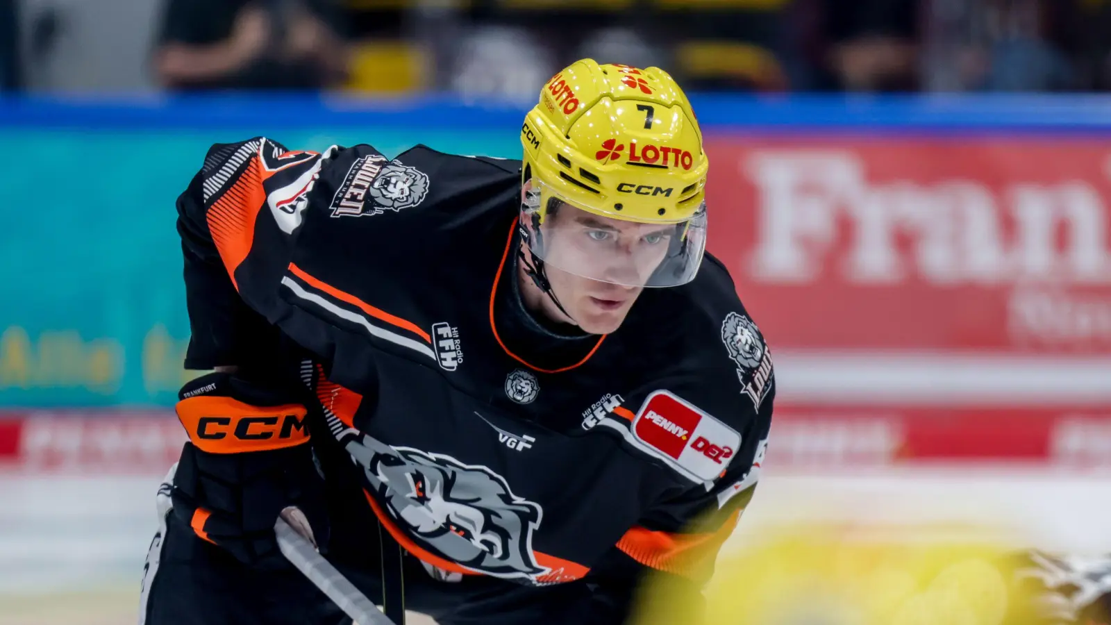 Cedric Schiemenz, hier noch im Trikot der Löwen Frankfurt, wechselt von Bremerhaven nach Weiden. <br> (Bild: Credit: PuckpixS)