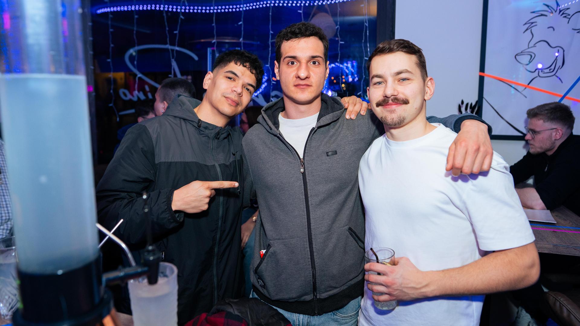 „Neon Beach Night” war das Motto bei der Party am Samstag in der SantoRino-Bar. (Bild: Hannes Stock)