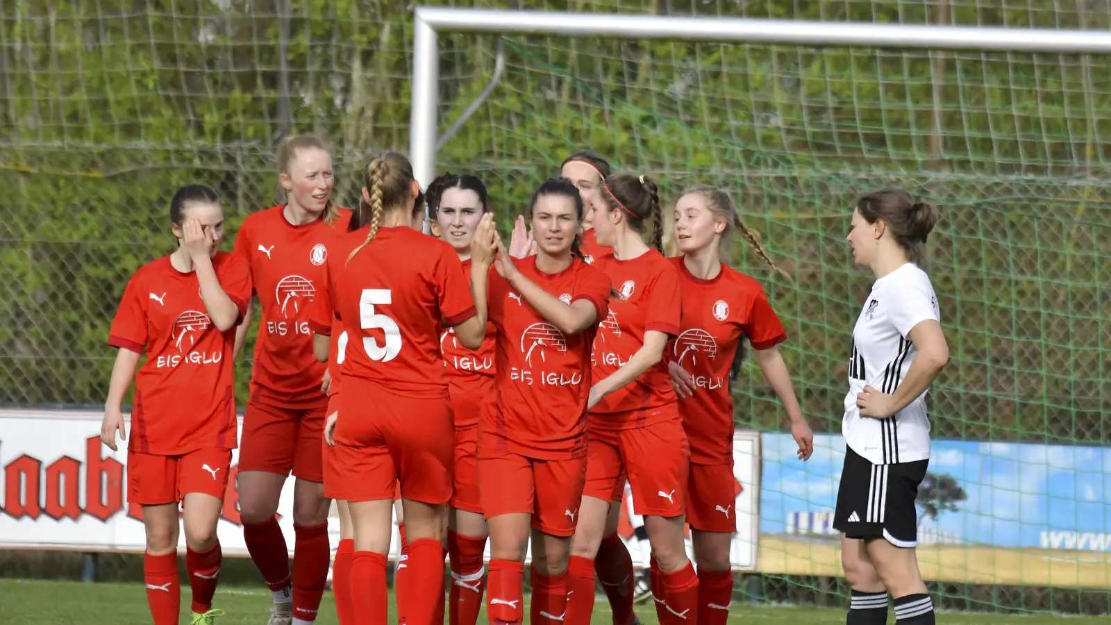 Können die Fußballerinnen des TSV Theuern bereits eine Woche vor dem Saisonstart jubeln? Im Achtelfinale des Verbandspokals gastiert Regionalligist 1. FFC Hof. (Archivbild: Hubert Ziegler)