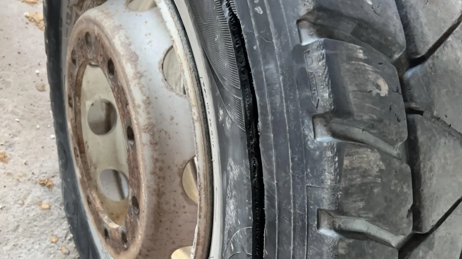 Beim Aufpumpen platzte ein Lkw-Reifen. Durch die Druckwelle wurde ein 64-Jähriger schwer verletzt. (Bild: PI Schwandorf/exb)