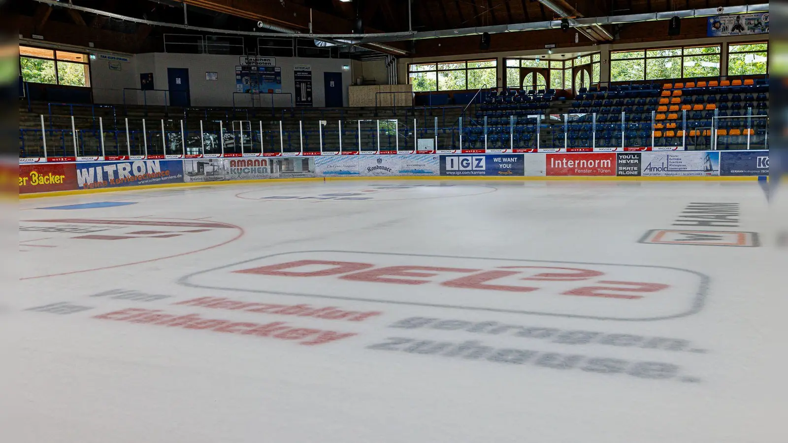 Die Eisaufbereitung im Weidener Eisstadion läuft, die Fans können sich Tickets für die Testspiele sichern. (Bild: Werner Moller)