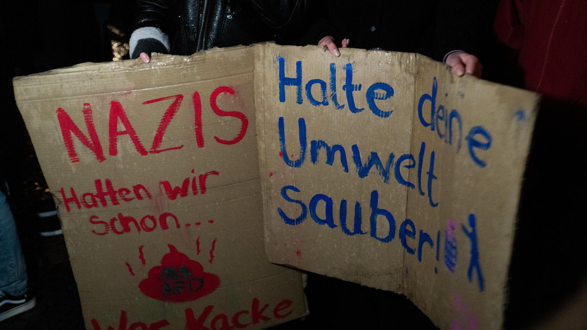 Bei der Demo gegen Rechts haben sich tausende Menschen zu einem Protestmarsch durch Weiden versammelt. (Bild: knz)