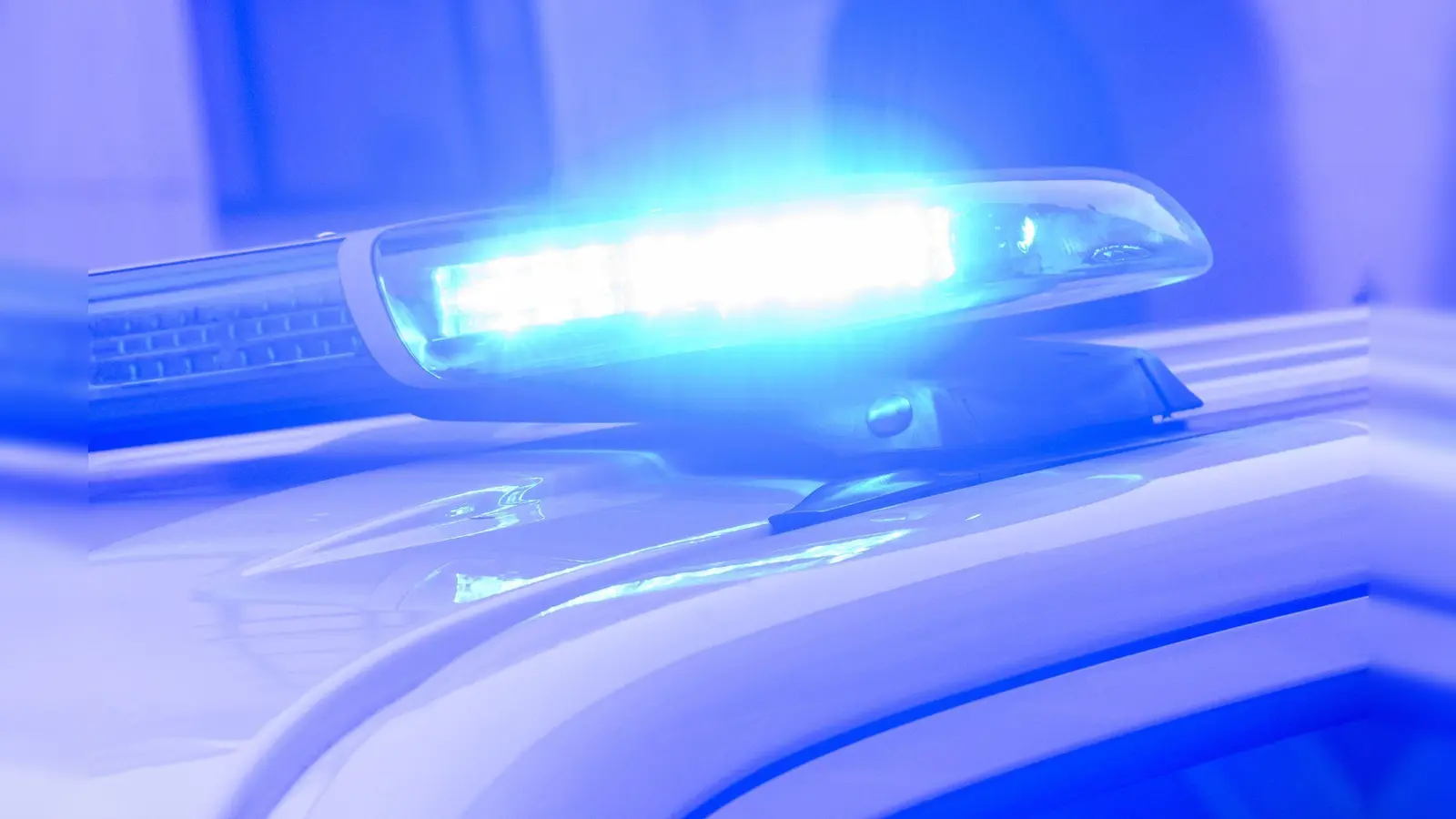 Die Polizei sucht Zeugen, nachdem sich bislang Unbekannte Zutritt zur ehemaligen Bleikristallfirma Anna-Hütte verschafften. (Symbolbild: Julian Stratenschulte/dpa)