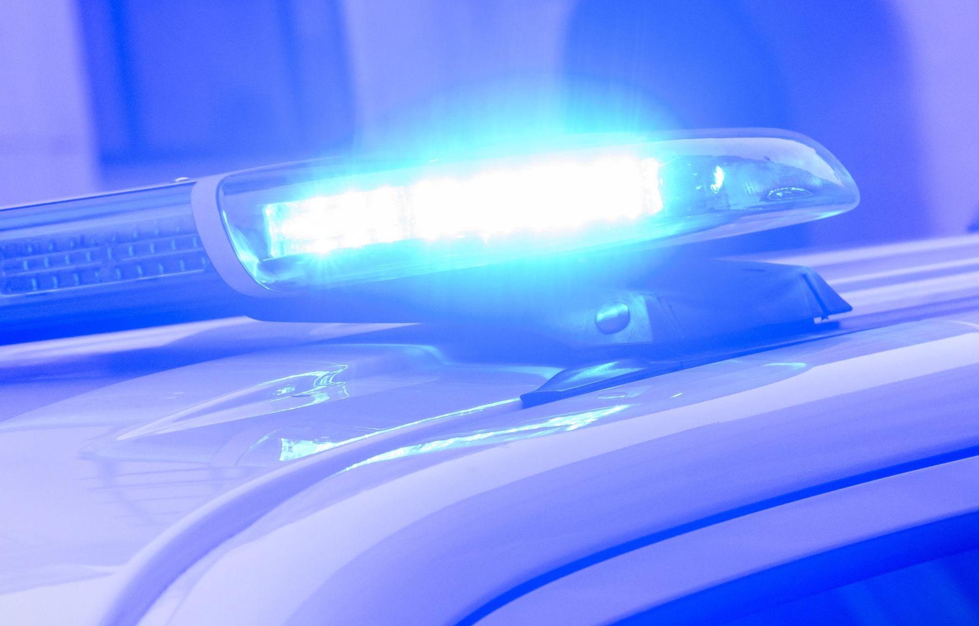 Die Polizei sucht Zeugen, nachdem sich bislang Unbekannte Zutritt zur ehemaligen Bleikristallfirma Anna-Hütte verschafften. (Symbolbild: Julian Stratenschulte/dpa)