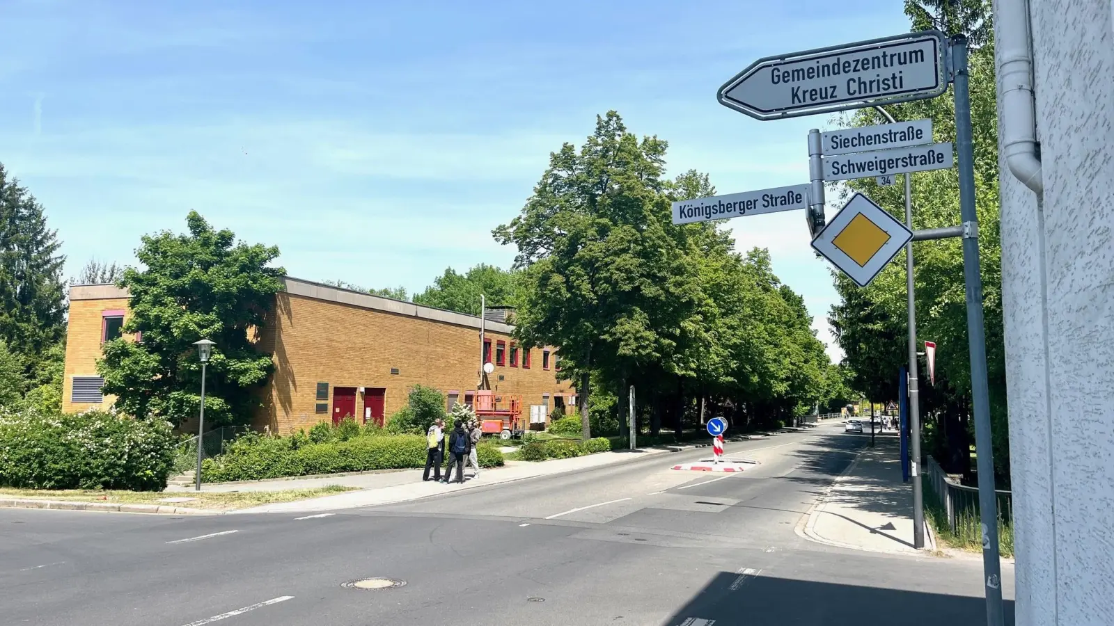 Im Bereich der Kreuzung Königsberger Straße / Schweigerstraße wurde der zwölfjährigen Tereza am Montag auf dem Heimweg nach der Schule schwindelig und sie stürzte mit ihrem Rad.  (Bild: Gabi Schönberger)