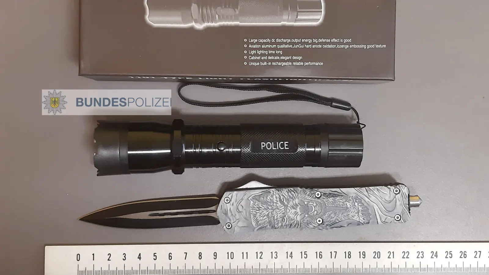 Einen Elektroschocker und ein Springmesser musste ein 30-Jähriger einer Bundespolizeistreife aus Bärnau überlassen. (Bild: Bundespolizei Waidhaus/exb)