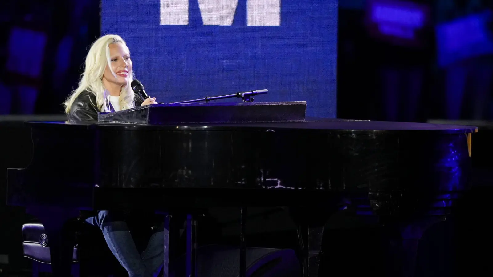 Lady Gaga performt vor ikonischer Kulisse „God bless America“ am Klavier.  (Bild: Matt Slocum/AP/dpa)