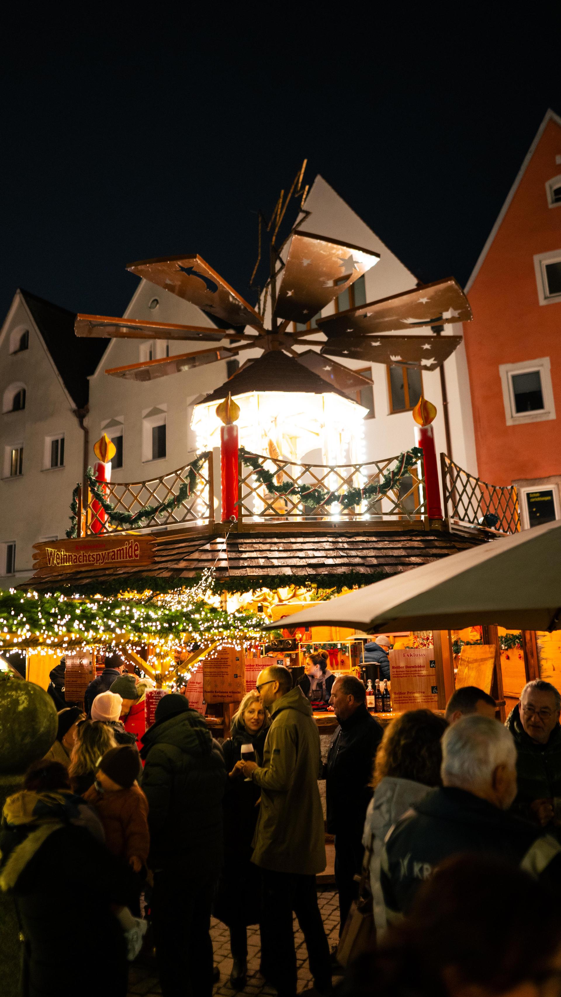 In Weiden war am Samstag auf dem Weihnachtsmarkt einiges los. (Bild: Hannes Stock)