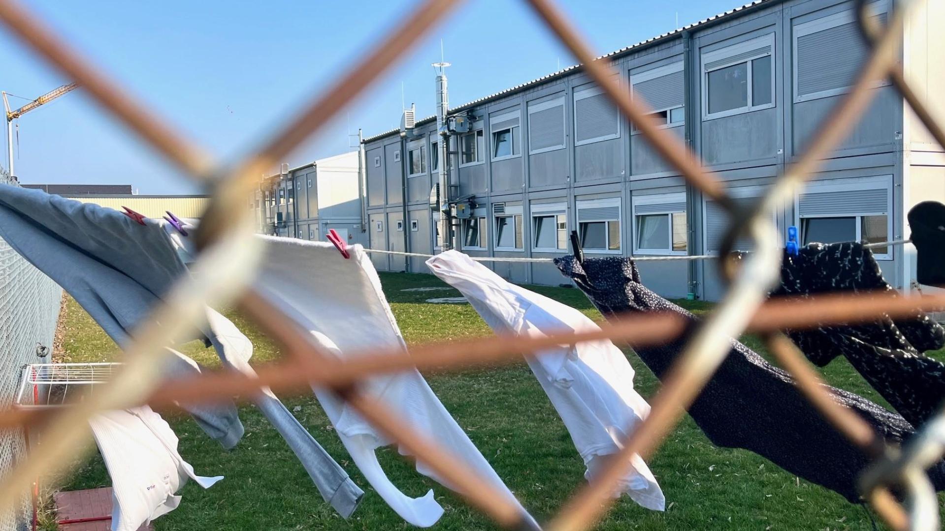 Noch trocknet im Camp Pitman in Weiden Wäsche im Wind, doch die Gemeinschaftsunterkunft, in der unter anderem Asylsuchende untergebracht sind, muss geräumt werden.  (Bild: Gabi Schönberger)